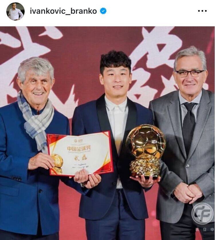  出席中國金球獎頒獎儀式，伊萬曬與武磊、米盧同框照片