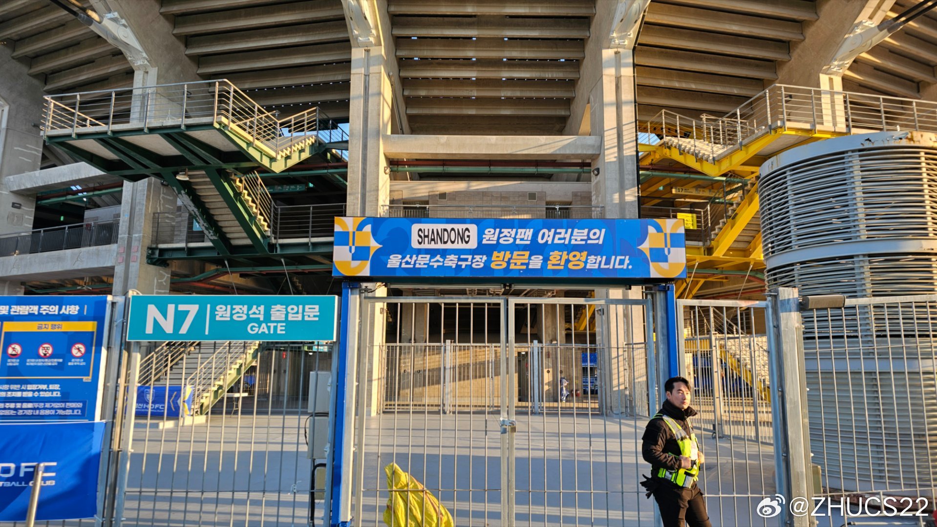  博主：蔚山現(xiàn)場工作人員、轉(zhuǎn)播車、安保在準備撤場，場外一片安靜