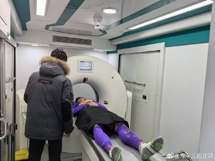  補時階段頭部被撞，天津記者：目前謝維軍正在醫(yī)院接受檢查