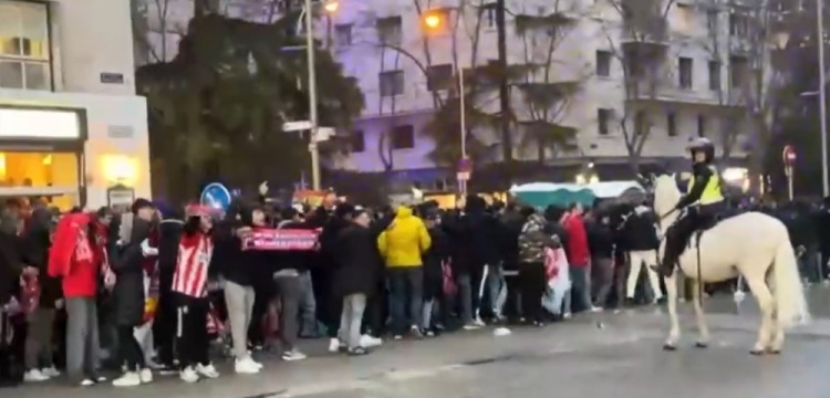  馬競球迷進入伯納烏時向人群投擲雜物，導致安保對其進行脫鞋檢查