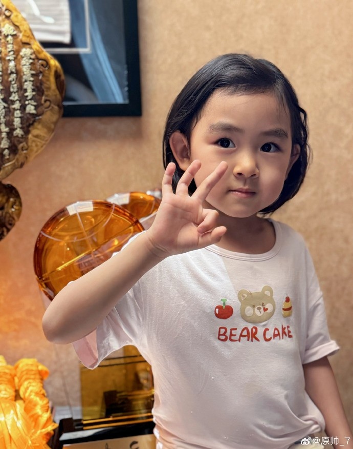  三分大賽三冠王！原帥曬三冠獎杯：完成了女兒給安排的任務(wù)！