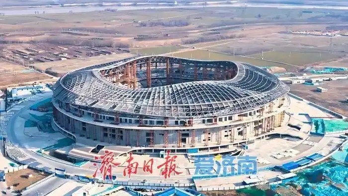  魯媒：戴上1.6萬(wàn)噸“鋼鐵巨冠”，黃河體育中心球場(chǎng)完成屋蓋施工
