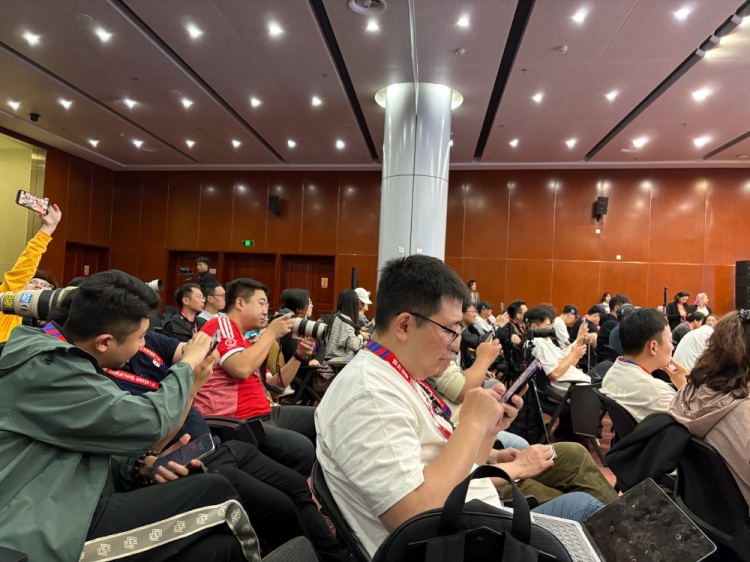  萬眾矚目！記者擠滿國足賽前新聞發(fā)布廳，賽場記者預(yù)計超300人