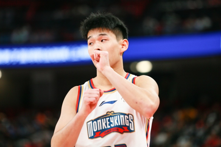  效率太低！林葳25中8&三分10中1拿到19分1板3助2斷 4失誤