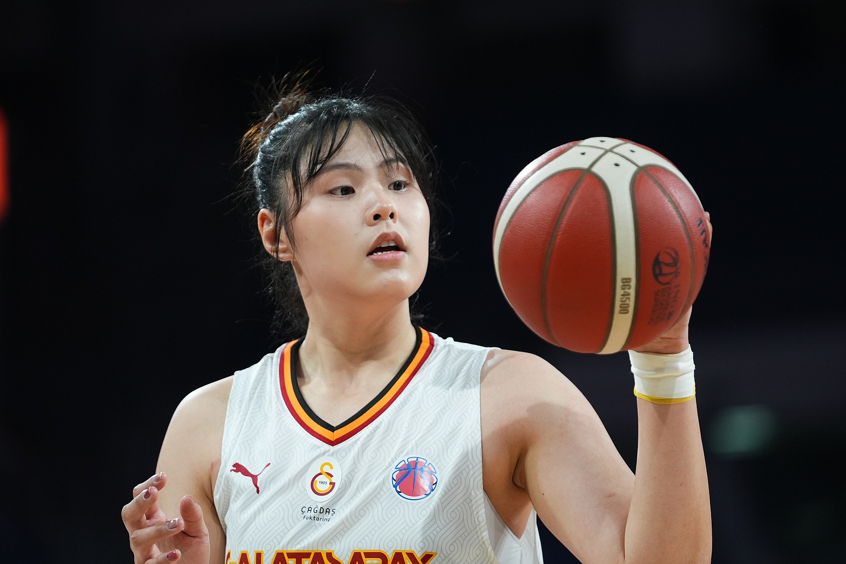  穩(wěn)定高效！李月汝9中6得到18分10板1助2斷1帽 罰球6中6